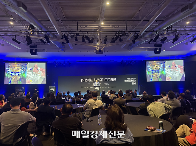 사미르 메논 덱스터리티 최고경영자(CEO)가 24일(현지시간) 미국 캘리포니아 컴퓨터 히스토리 뮤지엄에서 열린 코트라 ‘2026 실리콘밸리 피지컬 AI 수퍼커넥트’에서 기조연설을 하고 있다. [사진=원호섭 특파원]