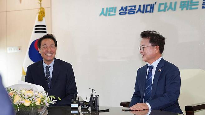 우상호 강원도지사 당선인(왼쪽)과 육동한 춘천시장.  춘천시