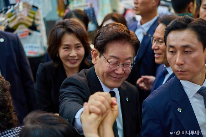 (서울=뉴스1) 허경 기자 = 이재명 대통령과 김혜경 여사가 25일 경기 수원시 팔달문시장을 찾아 상인들과 인사하고 있다. (청와대 제공. 재판매 및 DB 금지) 2026.6.25/뉴스1  Copyright (C) 뉴스1. All rights reserved. 무단 전재 및 재배포,  AI학습 이용 금지. /사진=(서울=뉴스1) 허경 기자