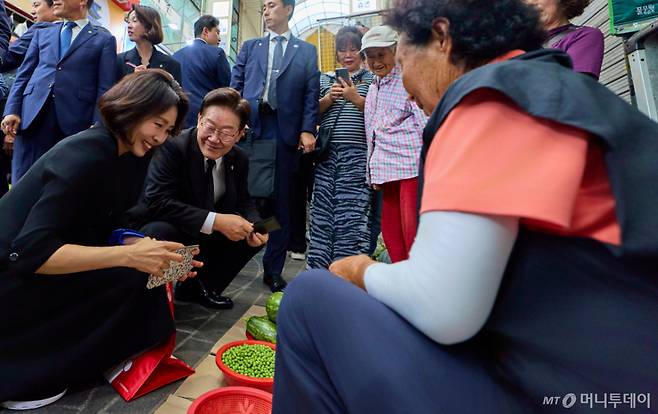 (서울=뉴스1) 허경 기자 = 이재명 대통령과 김혜경 여사가 25일 경기 수원시 팔달문시장을 찾아 상인들과 대화하고 있다. (청와대 제공. 재판매 및 DB 금지) 2026.6.25/뉴스1  Copyright (C) 뉴스1. All rights reserved. 무단 전재 및 재배포,  AI학습 이용 금지. /사진=(서울=뉴스1) 허경 기자