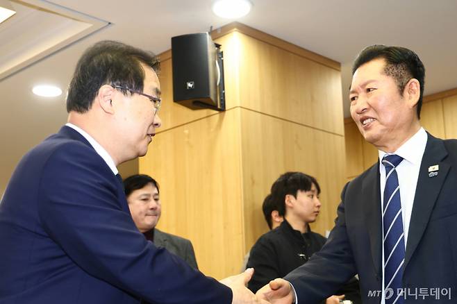 [서울=뉴시스] 김명년 기자 = 정청래 더불어민주당 대표가 9일 오전 서울 여의도 국회 의원회관에서 열린 조작기소 진상규명 및 공소취소를 위한 국정조사 추진 정책토론회에서 이건태 의원과 악수하고 있다. 2026.03.09. kmn@newsis.com /사진=김명년