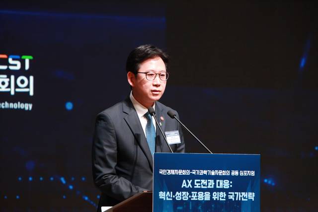 배경훈 부총리 겸 과학기술정보통신부 장관이 25일 대한상공회의소 국제회의장에서 열린 ‘국민경제자문회의-국가과학기술자문회의 공동 심포지엄 : AX 도전과 대응 : 혁신‧성장‧포용을 위한 국가전략’에서 축사를 하고 있다. 국가과학기술자문회의 제공