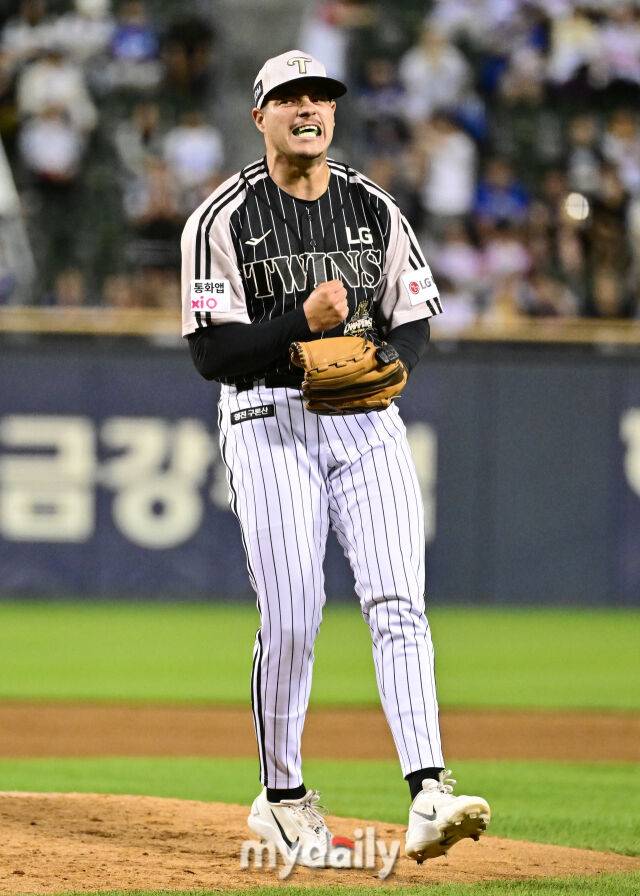 LG 리오스가 9회초 구원등판해 KBO 첫 세이브를 기록한 뒤 포효하고 있다./잠실=유진형 기자