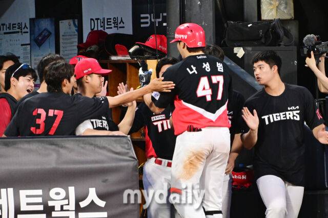 21일 오후 경기도 수원KT위즈파크 진행된 '2026 신한 SOL KBO 리그' 기아 타이거즈 - 수원 KT 위즈의 경기. 기아 나성범이 8회초 1사 만루에서 2타점 적시타를 때린 뒤 교체되고 있다./마이데일리