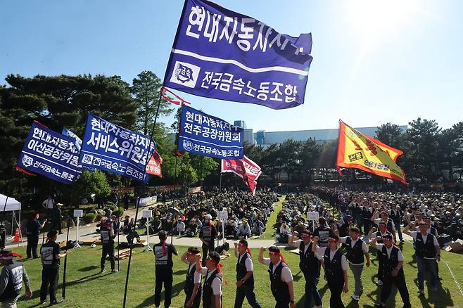 지난달 13일 오후 현대자동차 울산공장 본관 앞 잔디밭에서 노조가 올해 임금협상 투쟁 출정식을 열고 있다. [연합]