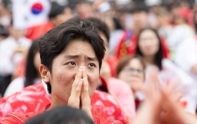 2026 북중미 월드컵 대한민국과 남아공 조별리그 3차전이 열린 25일 오전 서울 종로구 광화문광장에서 시민들이 대한민국이 1:0으로 패배하자 아쉬워하고 있다. 윤창빈 기자