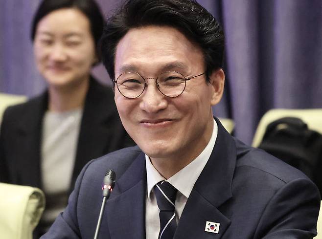 [서울=뉴시스] 조수정 기자 = '세계경제포럼(WEF) 제17차 뉴 챔피언 연차총회'(하계 다보스포럼) 참석차 중국을 방문한 김민석 국무총리가 23일 오전 (현지 시간) 베이징 칭화대를 방문해 당서기 및 법학원장과 면담하고 있다. (사진=국무총리실 제공) 2026.06.23. chocrystal@newsis.com *재판매 및 DB 금지