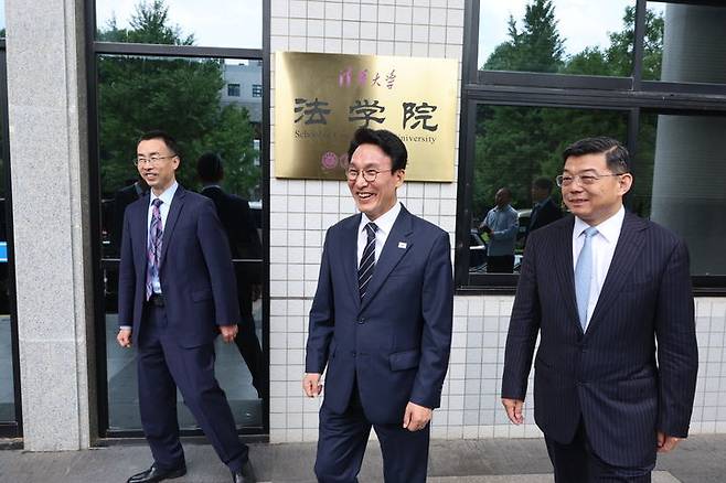 [서울=뉴시스] 조수정 기자 = '세계경제포럼(WEF) 제17차 뉴 챔피언 연차총회'(하계 다보스포럼) 참석차 중국을 방문한 김민석 국무총리가 23일 오전 (현지 시간) 베이징 칭화대를 방문해 당서기 및 법학원장과 면담을 위해 이동하고 있다. (사진=국무총리실 제공) 2026.06.23. chocrystal@newsis.com *재판매 및 DB 금지