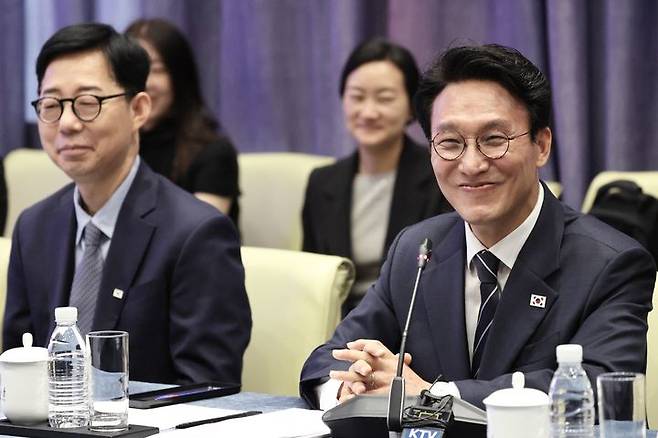 [서울=뉴시스] 조수정 기자 = '세계경제포럼(WEF) 제17차 뉴 챔피언 연차총회'(하계 다보스포럼) 참석차 중국을 방문한 김민석 국무총리가 23일 오전 (현지 시간) 베이징 칭화대를 방문해 당서기 및 법학원장과 면담하고 있다. (사진=국무총리실 제공) 2026.06.23. chocrystal@newsis.com *재판매 및 DB 금지