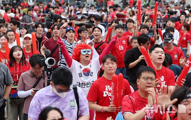 [서울=뉴시스] 이영환 기자 = 2026 북중미 월드컵 조별리그 A조 3차전 대한민국과 남아프리카공화국 경기를 앞둔 25일 오전 서울 종로구 광화문광장에서 시민들이 응원을 하고 있다. 2026.06.25. 20hwan@newsis.com