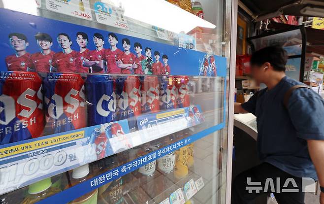 [서울=뉴시스] 조성우 기자 = 서울 종로구 광화문광장 인근 편의점에 설치된 월드컵 관련 홍보물. 2026.06.22. xconfind@newsis.com