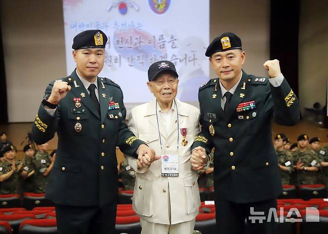[이천=뉴시스] 배동윤 옹이 훈장 수여식을 마친 후 후배 특전사 장병들과 기념촬영을 하고 있다. (사진=육군 특전사령부 제공) 2026.06.25.photo@newsis.com