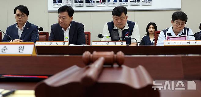[세종=뉴시스] 강종민 기자 = 지난 11일 세종시 정부세종청사에서 열린 최저임금위원회 5차 전원회의에서 류기정 사용자 위원과 류기섭 근로자 위원 등이 나란히 앉아 있다. 2026.06.11. ppkjm@newsis.com