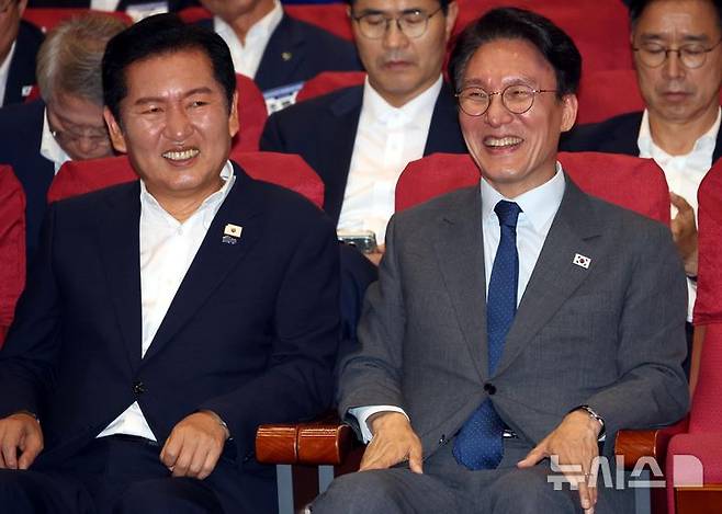 [서울=뉴시스] 조성봉 기자 = 김민석 국무총리와 정청래 더불어민주당 대표가 21일 오후 서울 여의도 국회 의원회관 대회의실에서 열린 2026 6.3지방선거 단체장 당선자 워크숍에서 웃음을 터뜨리고 있다. 2026.06.21. suncho21@newsis.com