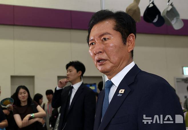 [서울=뉴시스] 조성우 기자 = 정청래 더불어민주당 전 대표가 지난 24일 서울 강남구 코엑스에서 열린 2026 서울국제도서전 평산책방 부스에서 문재인 전 대통령을 만난 뒤 취재진의 질의에 답변하고 있다. (공동취재) 2026.06.24. photo@newsis.com