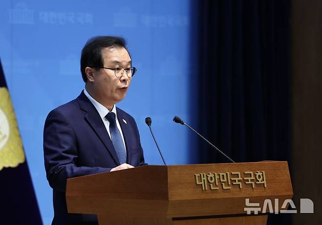 [서울=뉴시스] 김명년 기자 = 이건태 더불어민주당 의원이 지난 3월 8일 오전 서울 여의도 국회 소통관에서 쌍방울 대북송금 사건 관련 기자회견을 하고 있다. 2026.03.08. kmn@newsis.com