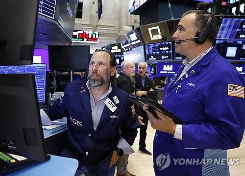 24일(현지시간) 뉴욕증권거래소(NYSE) 트레이더들 [UPI=연합뉴스 제공]
