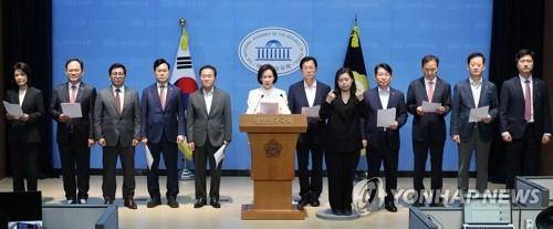 소통관 기자회견하는 국민의힘 TK의원들 (서울=연합뉴스) 이동해 기자 = 이인선 의원을 비롯한 대구-경북지역 국민의힘 의원들이 25일 국회 소통관에서 광주·전남권 제2국가 반도체 클러스터 조성 계획과 관련한 기자회견을 하고 있다. 2026.6.25     eastsea@yna.co.kr