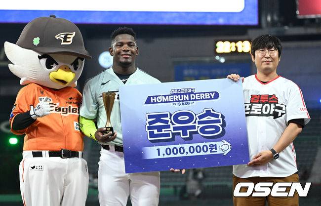 [OSEN=인천, 김성락 기자]  프로야구 남부 올스타가 퓨처스 올스타전에서 승리했다.&nbsp;남부 올스타는 5일 인천 SSG랜더스필드에서 열린 ‘2024 신한은행 SOL Bank KBO리그’ 퓨처스 올스타전에서 북부 올스타를 9-5로 꺾으며 지난해 패배(7-9)를 설욕했다.경기 종료 후 펼쳐진 홈런더비에서 준우승을 차지한 한화 페라자가 기념촬영을 하고  있다. 2024.07.05 / ksl0919@osen.co.kr
