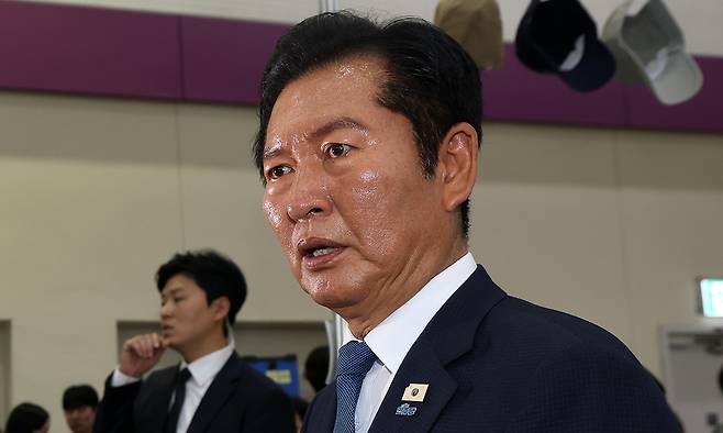 정청래 더불어민주당 전 대표가 지난 24일 서울 강남구 코엑스에서 열린 2026 서울국제도서전 평산책방 부스에서 문재인 전 대통령을 만난 뒤 취재진의 질의에 답변하고 있다. 공동취재사진