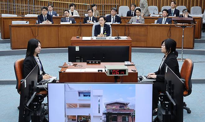 한성숙 국무총리 후보자가 25일 서울 여의도에서 열린 인사청문회에서 종로구 연건동 카페 불법 증개축 논란에 대한 질의를 받고 있다. 뉴스1