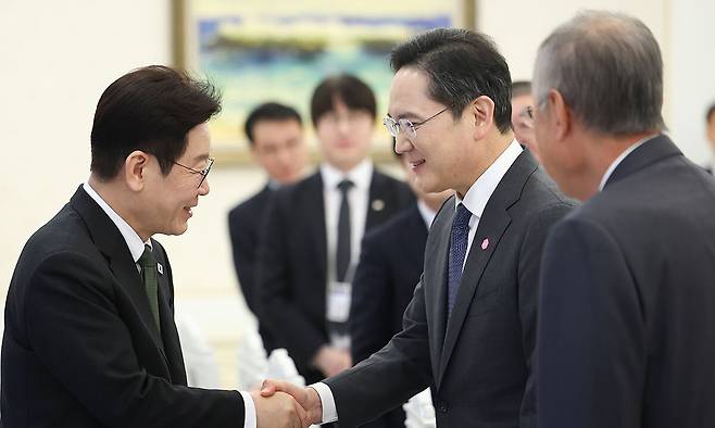 이재명 대통령이 지난 2월 4일 청와대에서 열린 청년일자리와 지방투자 확대를 위한 기업간담회에 참석하며 이재용 삼성전자 회장과 대화를 하고 있다. 뉴스1