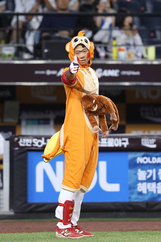 KIA 박재현이 지난해 퓨처스 올스타전에서 원숭이로 분장해 타석에 들어서며 끼를 발산하고 있다. KIA 타이거즈 제공