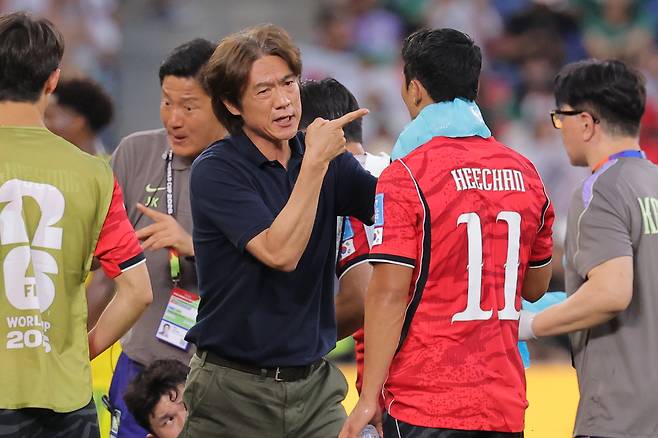 황희찬에게 작전 지시를 내리는 홍명보 한국 축구대표팀 감독.  몬테레이 | 연합뉴스