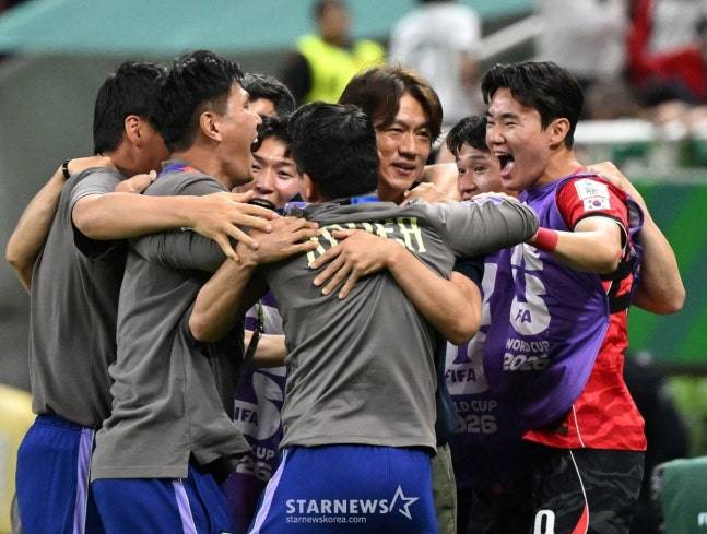 2026 북중미월드컵 A조 예선 대한민국-체코전이 12일(한국 시간) 멕시코 과달라하라 에스타디오 아크론에서 열렸다.  홍명보 감독이 2-1 승리 상황에서 종료 휘슬이 울리자 선수단과 기뻐하고 있다. /사진=김진경 대기자.