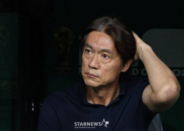 2026 북중미월드컵 A조 예선 대한민국-체코전이 12일(한국 시간) 멕시코 과달라하라 에스타디오 아크론에서 열렸다.  홍명보 감독이 벤치에 착석해 경기장을 살피고 있다. /사진=김진경 대기자.