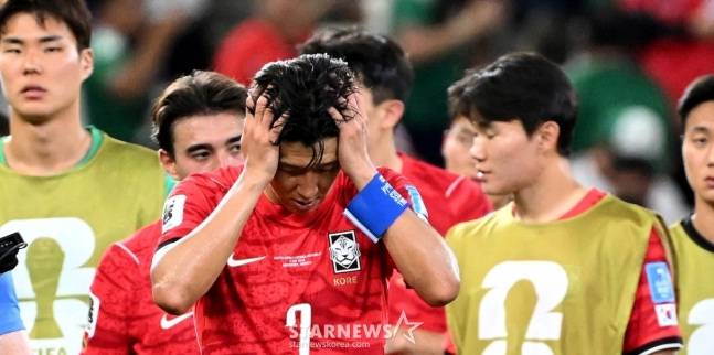2026 북중미월드컵 A조 3차예선 대한민국 대 남아공 경기가 25일(한국시간) 멕시코 몬테레이 에스타디오 BBVA에서 열렸다.후반전 선제골을 허용하며 남아공에 0-1로 패해 조3위에 머문 대표팀, 아쉬움 가득한 손흥민. /사진=김진경 대기자.