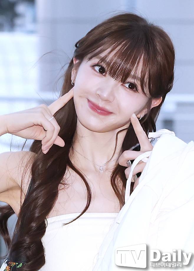 Chinese actress Qian Ximei successfully completed all her schedules in Korea and departed for China via Incheon International Airport on the evening of the 25th. Qian Ximei left the airport with a bright demeanor, perfectly pulling off a trendy Korean pose.