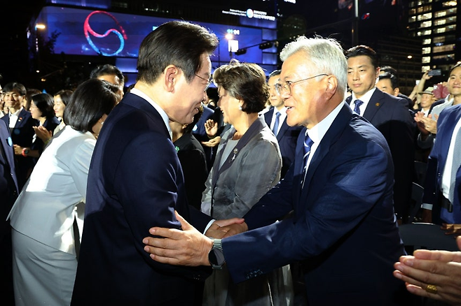 이재명 대통령이 문재인 전 대통령과 지난해 8월15일 서울 광화문광장에서 열린 제21대 대통령 국민임명식 행사에서 인사하고 있다. 연합뉴스