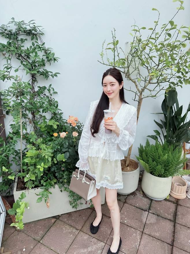 Actor Hong Soo-Ah shared a recent photo on her social media, highlighting her slim figure and innocent beauty. She drew attention by posting a picture of herself drinking milk along with a humorous caption expressing concern about gaining weight.In the released photo, Hong Soo-Ah wore a white lace outfit and showed off her flawless, toned physique. She interacted with fans by sharing her daily life, mentioning that she enjoys milk because she cannot drink coffee.Born in 1986, Hong Soo-Ah captivated viewers by flaunting her unchanging, youthful appearance. Having debuted in 2003, Hong Soo-Ah is currently continuing her active career, traveling between Korea and China.