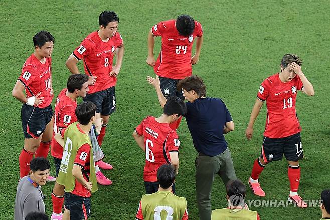 어두운 표정의 한국팀 (몬테레이=연합뉴스) 류영석 기자 = 24일(현지시간) 멕시코 몬테레이 스타디움에서 열린 2026 북중미 월드컵 A조 3차전 한국과 남아프리카공화국의 경기.
    홍명보 감독이 후반 하이드레이션 타임 때 전술을 지시하고 있다. 2026.6.25 ondol@yna.co.kr