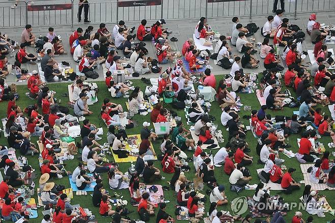 오늘도 광화문은 월드컵 거리응원 중 (서울=연합뉴스) 서대연 기자 = 2026 북중미 월드컵 조별리그 A조 3차전 대한민국과 남아프리카공화국의 경기가 열린 25일 서울 종로구 광화문광장에서 시민들이 거리응원을 펼치고 있다. 2026.6.25 dwise@yna.co.kr