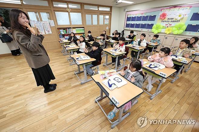 '선생님 반갑습니다' (대구=연합뉴스) 김현태 기자 = 3일 대구 달서구 대구 장동초등학교에서 이날 입학한 1학년생들이 처음 교실에 들어가 선생님과 첫인사를 나누고 있다. 2026.3.3 mtkht@yna.co.kr