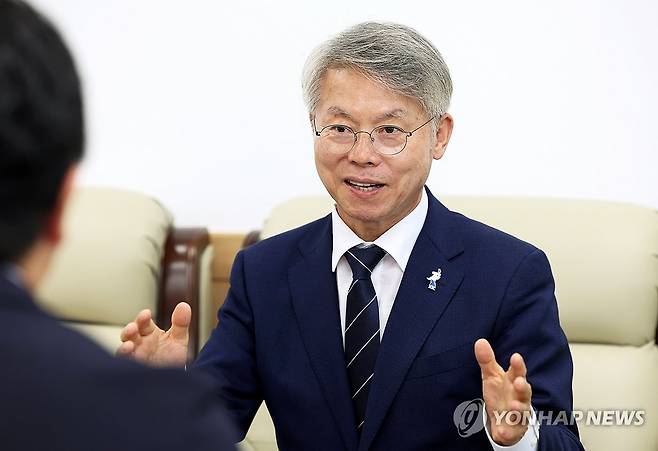 인터뷰하는 민형배 전남광주특별시장 당선인 (광주=연합뉴스) 조남수 기자 = 민형배 전남광주통합특별시장 당선인이 지난 8일 광주 북구 전남대학교에서 연합뉴스와 인터뷰하고 있다. 2026.6.10 iso64@yna.co.kr