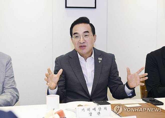 박홍근 장관, 재정운용 관련 전문가 간담회 (서울=연합뉴스) 박홍근 기획예산처 장관이 22일 서울 중구 컨퍼런스 하우스 달개비에서 열린 '재정운용 관련 전문가 간담회'에서 발언하고 있다. 2026.6.22 [기획예산처 제공. 재판매 및 DB 금지] photo@yna.co.kr