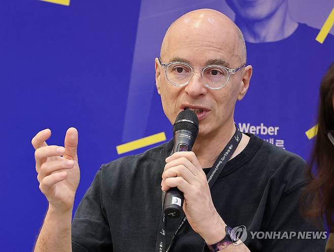 인사말하는 베르나르 베르베르 (서울=연합뉴스) 이재희 기자 = 베르나르 베르베르 작가가 25일 서울 강남구 코엑스에서 개막한 서울국제도서전의 프랑스관에서 신간 '영혼의 왈츠' 발행 기자간담회를 열어 인사말을 하고 있다. 2026.6.25 scape@yna.co.kr
