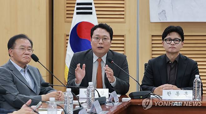 격려사하는 개혁신당 천하람 원내대표 6월 23일 국회 의원회관에서 국민의힘 이성권 의원과 범시민사회단체연합이 연 '참정권 피해사태와 선거제도 개혁 국회 토론회'에서 개혁신당 천하람 의원이 격려사하고 있다. 오른쪽은 무소속 한동훈 의원. [연합뉴스 자료사진]