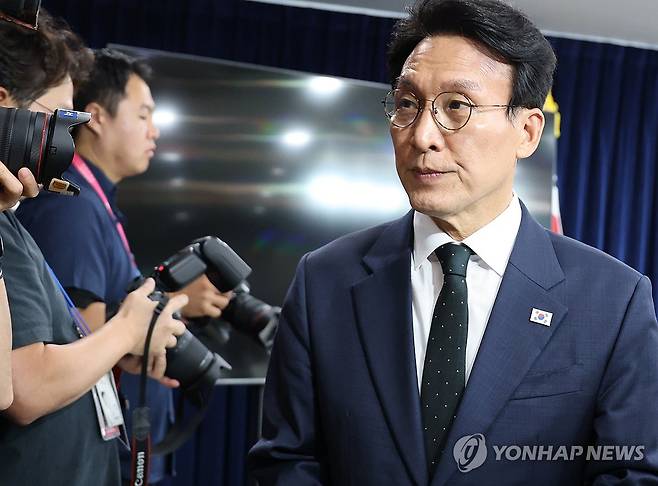 김민석 총리, "검찰 보완수사권 폐지" (서울=연합뉴스) 안정원 기자 = 김민석 국무총리가 25일 서울 종로구 정부서울청사에서 열린 검찰개혁 관련 현안 브리핑을 마친 뒤 이동하고 있다.
    김 총리는 "검찰 보완수사권 폐지를 정부의 기본 입장으로 최종 정리했다"고 밝혔다. 2026.6.25 jeong@yna.co.kr
