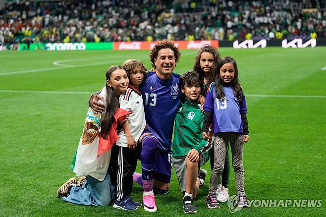 경기 후 가족과 포즈를 위한 오초아. [AP=연합뉴스]