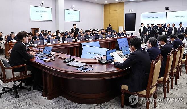 수석보좌관회의 주재하는 이재명 대통령 (서울=연합뉴스) 한상균 기자 = 이재명 대통령이 25일 청와대에서 열린 수석보좌관회의를 주재하고 있다. 2026.6.25 xyz@yna.co.kr