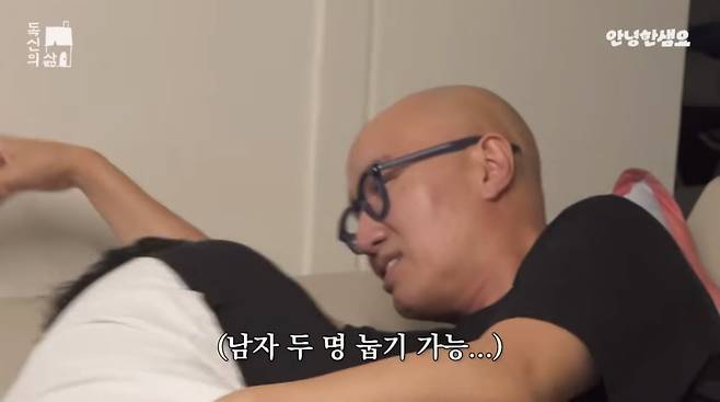 Broadcaster Hong Seok-cheon appeared on the YouTube channel Hello - Single Life and candidly revealed a tumultuous love affair, including his cohabitation life with past foreign partners and the demands for solatium he faced during the breakup process. Hong Seok-cheon stated that he paid solatium to his American partner with whom he had cohabited for four years, but later discovered that he had started a new relationship with an acquaintance of his.