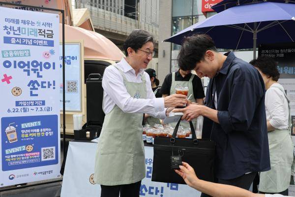 이억원 금융위원장이 청년미래적금 출시 첫날인 22일 서울 성동구 뚝섬역사거리 인근에서 출근길 청년들을 대상으로 홍보에 나서고 있다. [사진=연합뉴스]