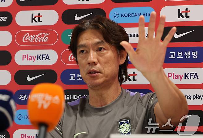 홍명보 대한민국 축구국가대표팀 감독이 25일(현지시간) 멕시코 과달라하라 인근 대한민국 축구대표팀의 베이스캠프 훈련장인 사포판 치바스 바예 베르데에서 훈련에 앞서 인터뷰를 하고 있다. 2026.6.26 ⓒ 뉴스1 임세영 기자