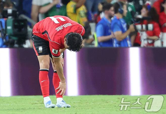 대한민국 축구국가대표팀 김민재가 지난 24일(현지시간) 멕시코 몬테레이 스타디움에서 열린 2026 북중미 월드컵 A조 조별리그 3차전 대한민국과 남아프리카 공화국의 경기에서 다리를 만지고 있다. 이날 한국은 0-1로 패하며 조 3위(1승 2패·승점 3)로 내려앉아 32강 진출 여부를 다른 조 결과에 맡기게 됐다. 2026.6.26 ⓒ 뉴스1 박지혜 기자