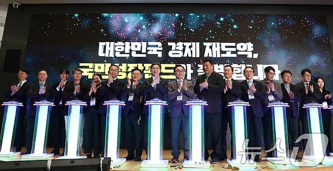 이억원 금융위원장, 박현주 미래에셋 회장, 서정진 셀트리온그룹 회장 등 참석자들이 11일 서울 여의도 산업은행 본점에서 열린 국민성장펀드 출범식에서 기념촬영을 하고 있다. 2025.12.11 ⓒ 뉴스1 김성진 기자