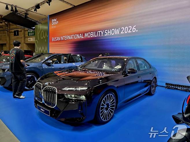 26일 부산 벡스코(BEXCO)에서 열린 '2026 부산모빌리티쇼'에 전시된 BMW 7시리즈 네로 루쏘 에디션. 2026.6.26 ⓒ 뉴스1 박기범 기자